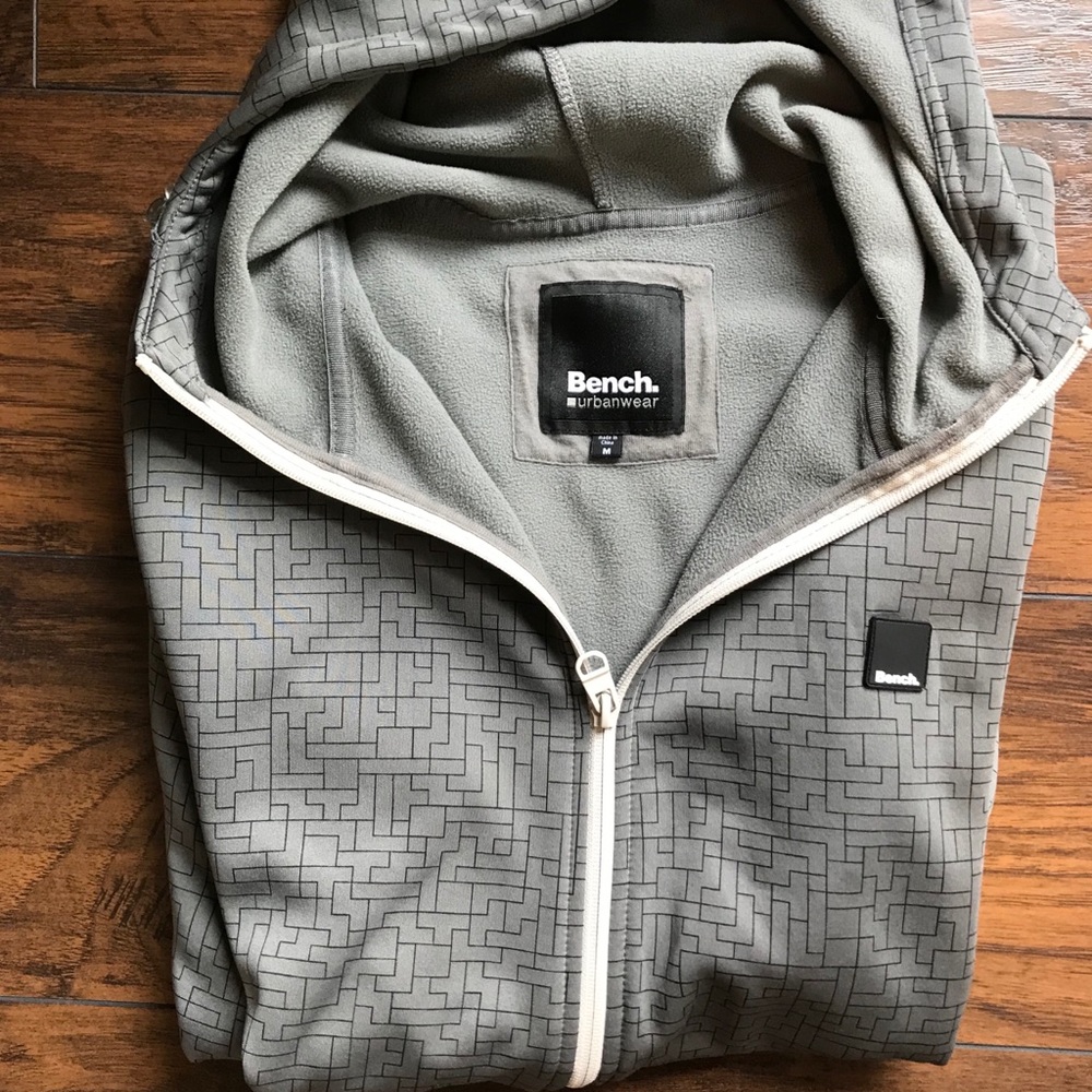 Men’s bench hooded sweatshirt.